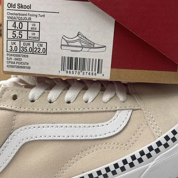 Vans WMNS Tan and White Sneakers Old Skool
Checkerboard Foxing Turtl
VN0A7Q2JDJR - Picture 16 of 16